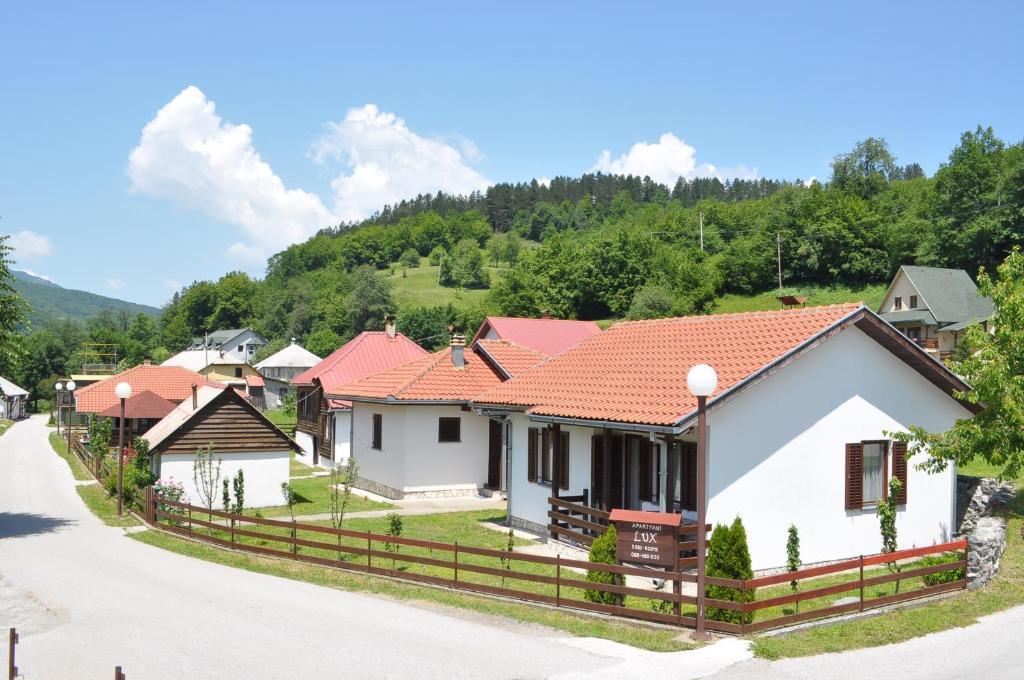 Apartmani LUX - ulaz sa natpisom